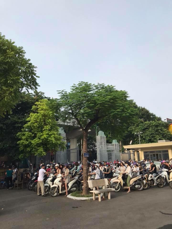 Cổng chính của trường "tắc nghẽn" ngay trong những ngày đầu thực hiện quy chế mới. (Ảnh: Linh Kookie).