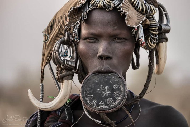 Ý thức thời trang khác biệt. Bộ lạc Mursi ở châu Phi nổi tiếng với thời trang rất đặc biệt. Hầu hết các phụ nữ trong bộ lạc đeo khuyên môi có kích cỡ đường kính gần 5 inch.