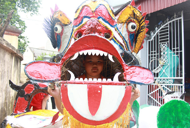 "Trung thu chú đến chỗ cháu, bọn cháu múa lân và thổi dầu cho chú xem, tuyệt lắm chú ạ!", em Nguyễn Hoàng Sơn, thành viên nhóm, hào hứng mời khách.