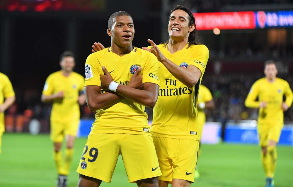 Không hề bị chùn chân, Mbappe thi đấu ổn định bên cạnh những ngôi sao của PSG.