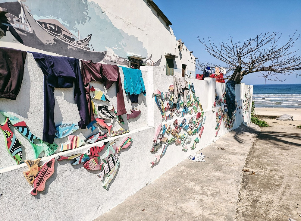 Các mảnh gỗ cũ cũng được "tái chế" trở thành những mảnh trang trí đóng góp vào việc phù phép biến làng chài Tam Thanh thành địa điểm du lịch nổi tiếng.