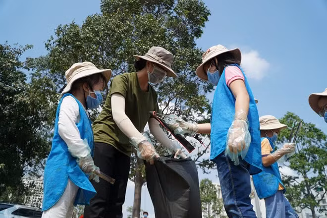 Đeo găng tay ni lông mỏng, có em nhỏ không có kẹp rác nên phải bốc bằng tay khá nguy hiểm.