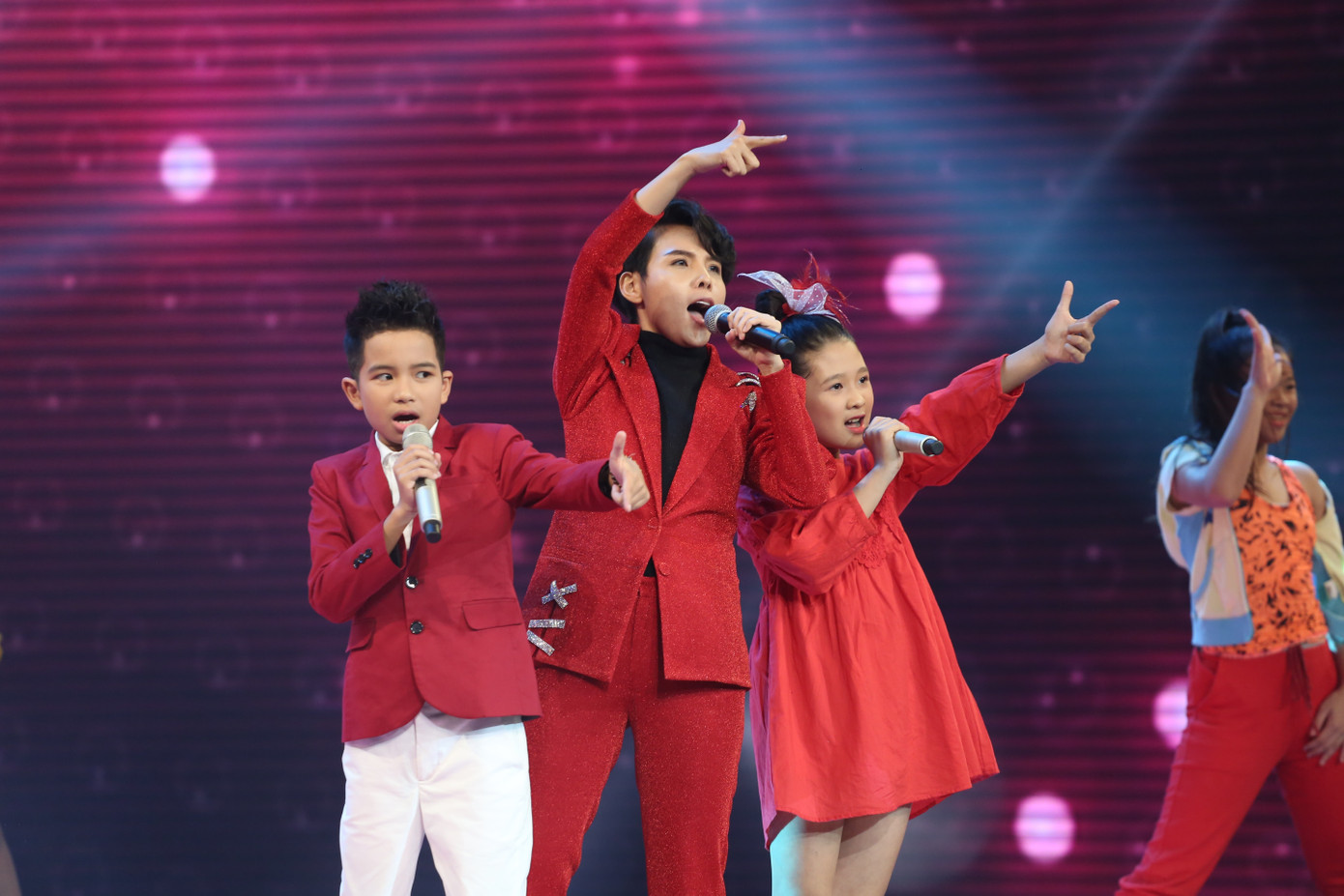 Forever Mine là sáng tác đặc biệt của Vũ Cát Tường nhưng nó đặc biệt hơn khi kết hợp cùng với 2 học trò nhỏ của cô.