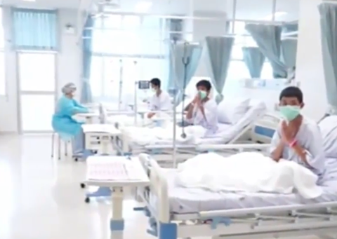 Các em cuối đầu chào trước ống kính. Ảnh: LAM YÊN.