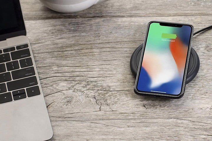 Đĩa sạc không dây của Mophie đơn giản, trang nhã. Lớp phủ nonslip TPU của bộ sạc bằng cao su, giúp nó không bị trượt trên bề mặt trơn.