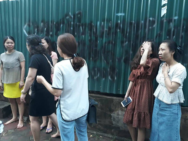 Nhiều phụ nữ làm việc trong tòa nhà vô cùng hoảng sợ sau khi thoát được ra ngoài.