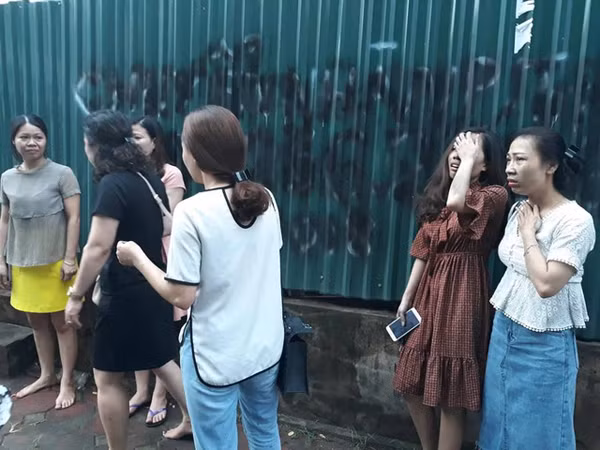 Nhiều phụ nữ làm việc trong tòa nhà vô cùng hoảng sợ sau khi thoát được ra ngoài.