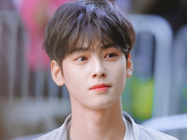 Cha Eun Woo - anh chàng sở hữu gương mặt đẹp không góc chết, một trong những "nam thần" "cực phẩm" của K-Pop hiện nay.