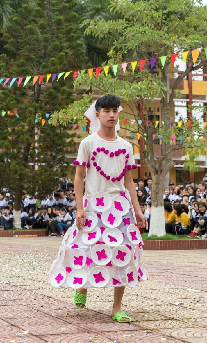 Tận dụng cả đĩa nhựa sau khi ăn bánh kem Tận dụng cả đĩa nhựa sau khi ăn bánh kem