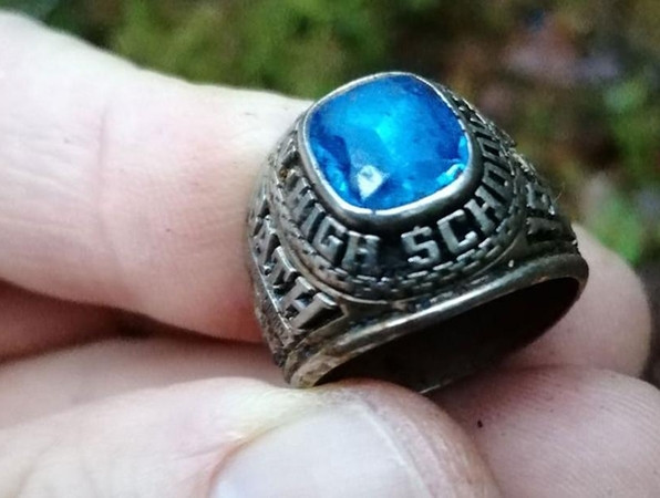 Chiếc nhẫn bị đánh mất.