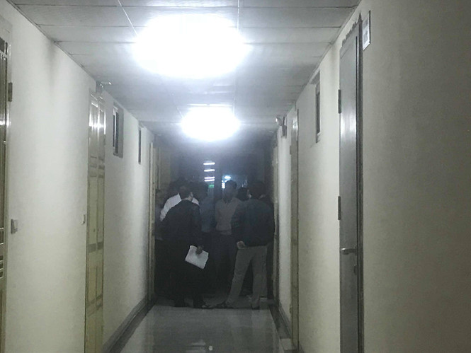 Căn góc tầng 31, thẳng vị trí bé sơ sinh rơi xuống, lực lượng chức năng phong tỏa để chuẩn bị đưa nữ bệnh nhân xuống. ẢNH: TRẦN CƯỜNG.