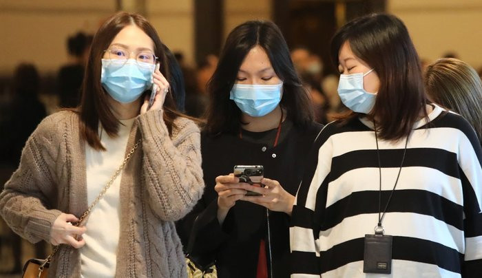 Việc vệ sinh điện thoại, máy tính… cũng rất cần thiết để phòng tránh virus lây lan. (Ảnh: Felix Wong/SCMP)