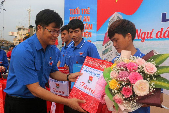 Anh Lê Văn Lương và Phạm Văn Toàn (Phó Bí thư Tỉnh đoàn Nghệ An) trao quà cho các thành viên CLB Ngư dân trẻ ra khơi.