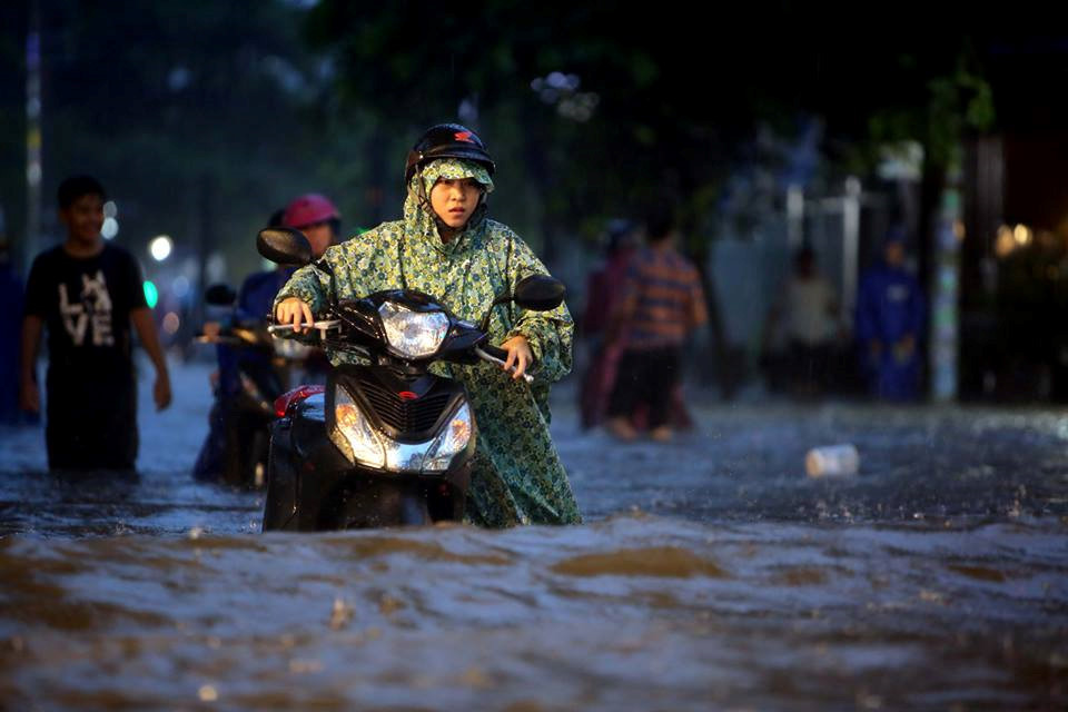 Đường Quốc Hương (Q.2) cũng ngập sâu vì ảnh hưởng bão số 9 (bão Usagi). ẢNH: NGỌC DƯƠNG.