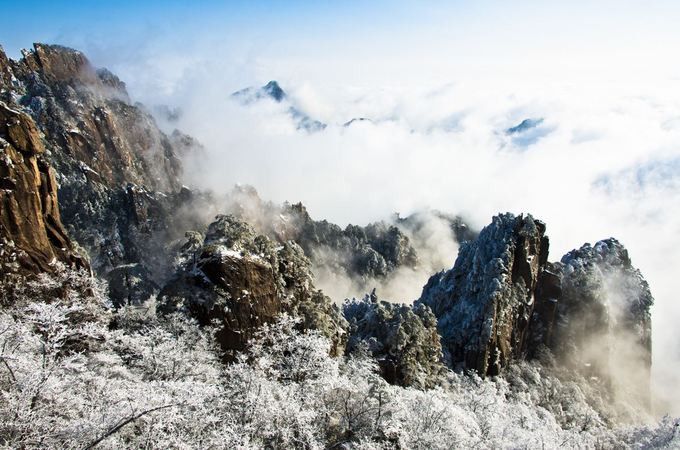 Dãy núi Hoàng Sơn thoắt ẩn thoắt hiện trong làn sương mờ ảo.