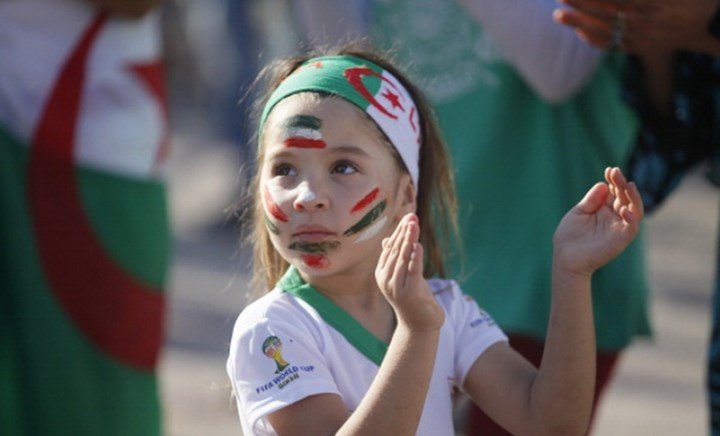 Một nữ cổ động viên nhí đến từ Mexico.