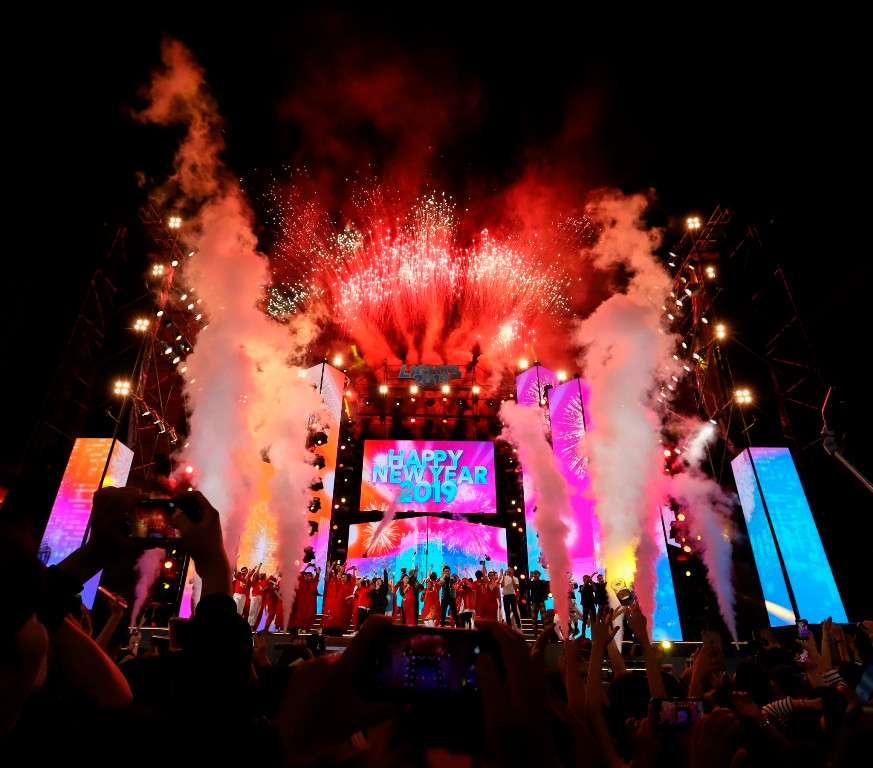 Các nghệ sĩ cùng nhau đếm ngược và chúc mừng năm mới.