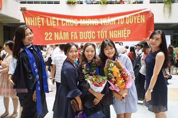 Trước đó, nữ sinh Trần Tú Quyên từng khiến dân mạng xôn xao vì được bạn thân chúc mừng một cách thật đặc biệt vào ngày lễ tốt nghiệp.