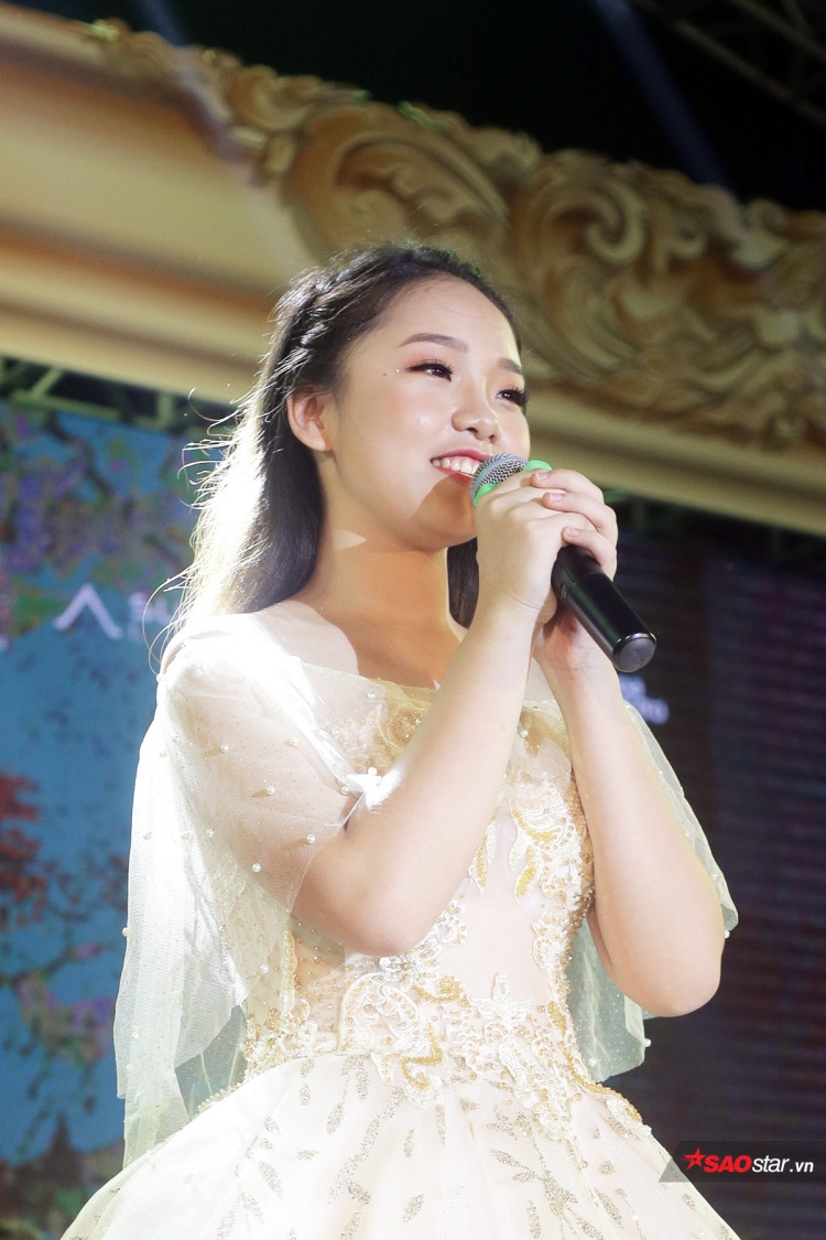 Tự tin trả lời câu hỏi của Ban giám khảo trong phần thi ứng xử