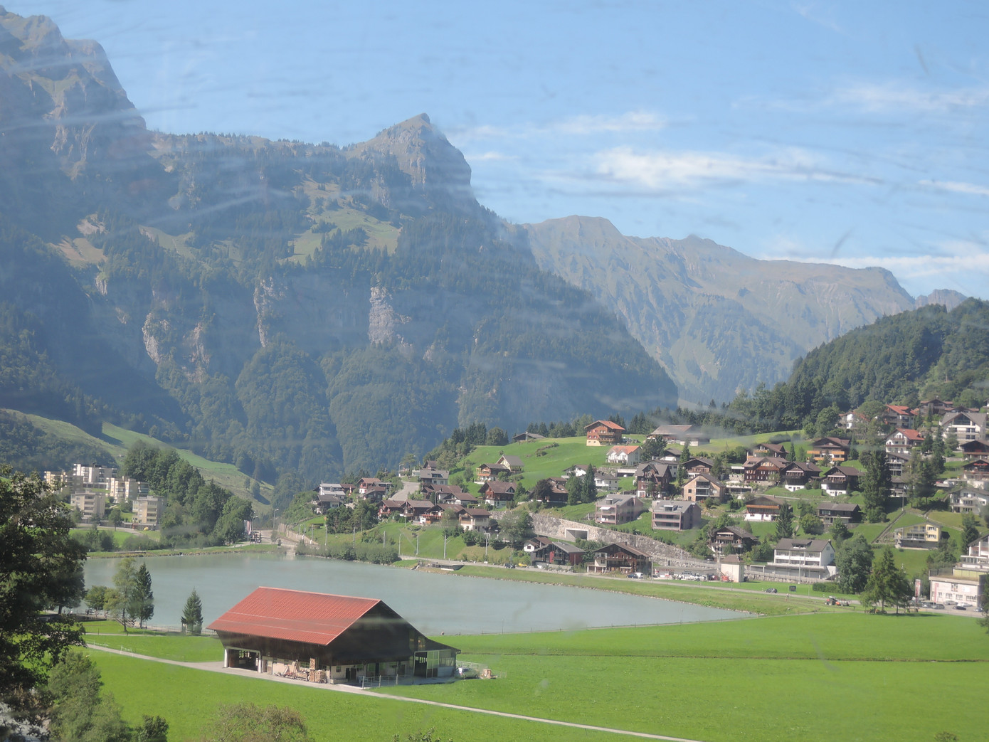 Có hề gì, tôi có cả một bức tranh thơ mộng ở dưới chân núi đang chờ khám phá.