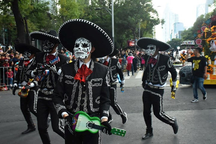 Cuộc diễu hành Ngày của người chết năm nay còn nằm tưởng niệm những người đã thiệt mạng trong hành trình di cư từ Mexico tới Mỹ.