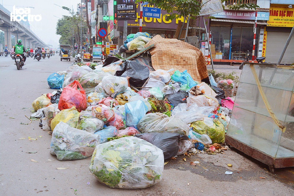 Rác cạnh phố Chính Kinh.