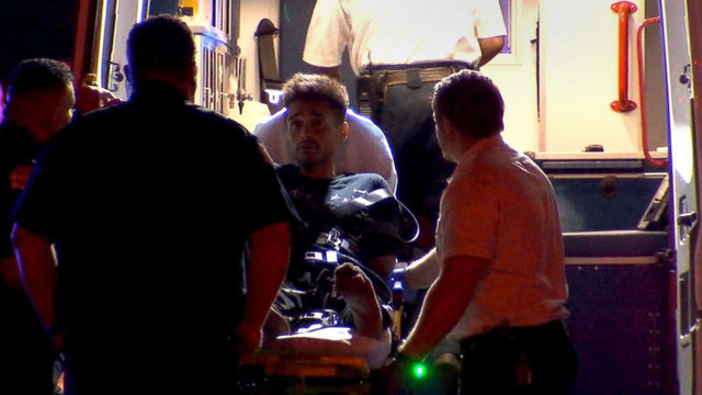 Du khách nam may mắn giữ mạng sống sau khi bị sư tử tấn công.