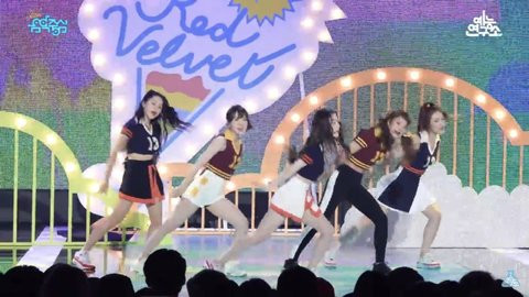 Mọi người khuỵu gối trái thì Yeri vẫn giữ chân thẳng cho đỡ mỏi.