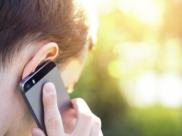 Thời điểm để bạn bắt đầu bất kỳ việc gì bạn yêu thích, chính là bây giờ ảnh 1 Một cuộc điện thoại của người con đi học xa luôn được người mẹ ở nhà chờ mong.