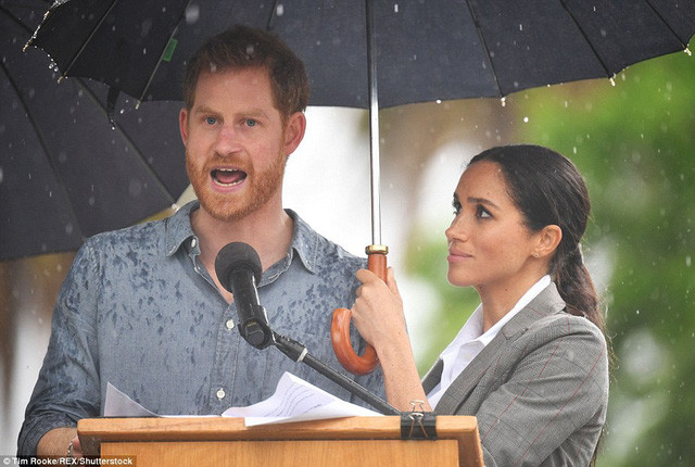 Meghan Markle che ô khi chồng có bài phát biểu tại Úc.