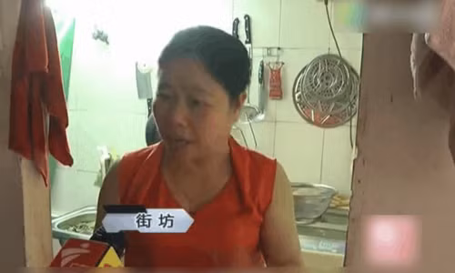 Một người hàng xóm cho biết bà thấy tiền rơi xuống, sau đó là tiếng kêu cứu của người phụ nữ.
