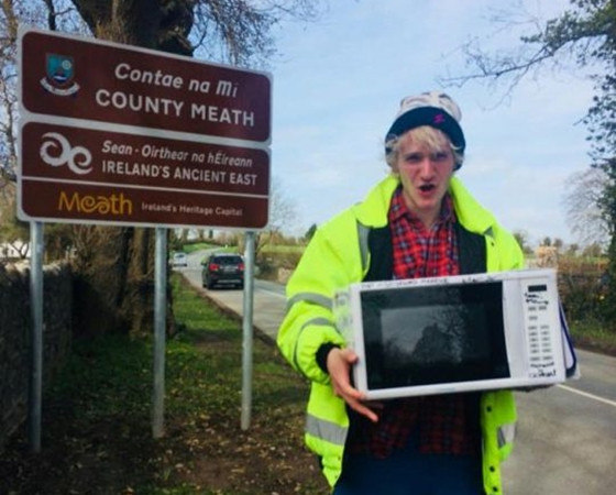 Anh Diarmuid McCleary trên đường chu du với chiếc lò vi sóng.