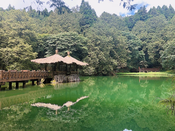 Đầm Chị em nhìn tổng quan với màu xanh diệp lục mát mắt và vô cùng bình yên.