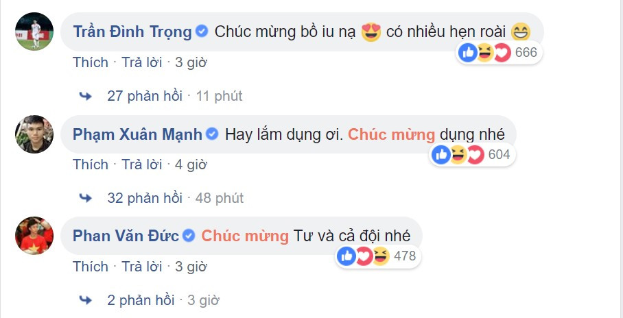 Các cầu thủ khác nhân cơ hội này tung chiêu "đòi khao" quen thuộc. Các cầu thủ khác nhân cơ hội này tung chiêu "đòi khao" quen thuộc.