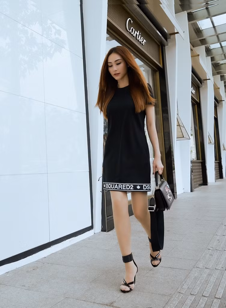 Giày cao gót DSquared 2 và mắt kính sắc đen góp phần tăng thêm vẻ hiện đại cho “quý cô