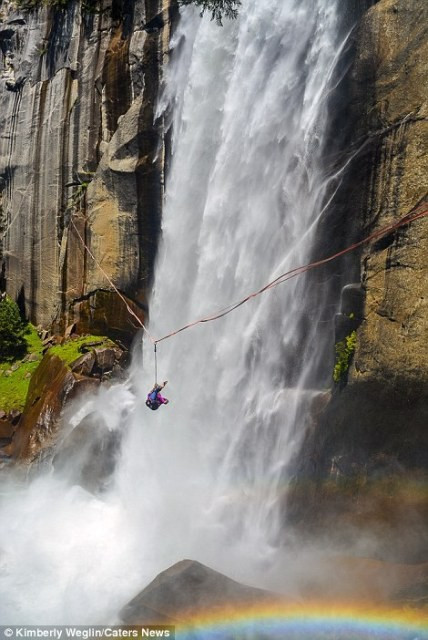 Tuy nhiên, những người nghiện cảm giác mạnh đã phải dừng hành động của mình giữa chừng khi được thông báo gia đình tổng thống Obama đến thăm công viên.