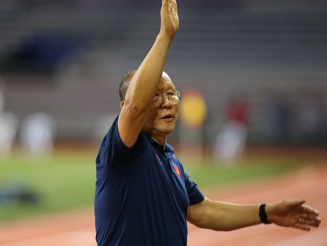 HLV Park Hang Seo vẫy tay cảm ơn khán giả Việt Nam trên sân Rizal Memorial.