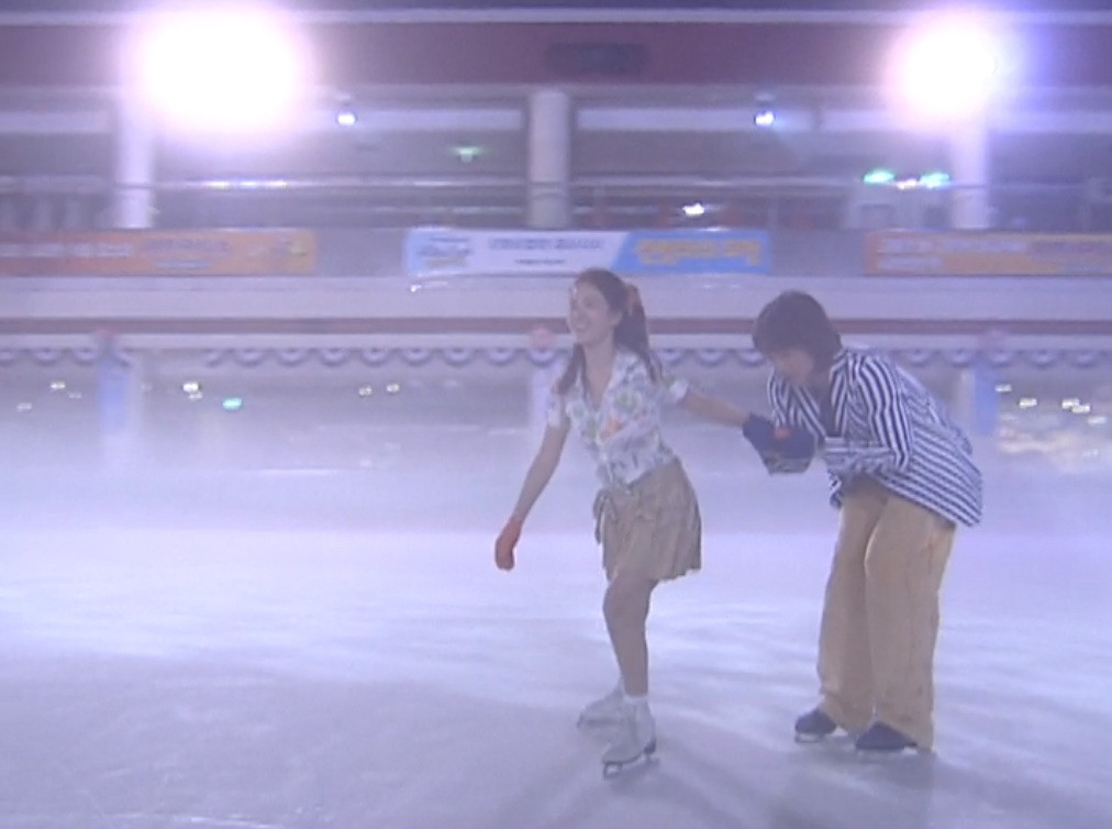 Dù cao lớn nhưng Lee Young Jae lại rất sợ trượt băng, khiến Han Ji Eun được một phen cười ngả nghiêng.