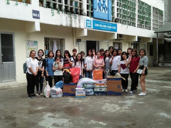 Đoàn từ thiện ủng hộ gạo, sữa, quạt, dầu ăn, quần áo, đồ chơi…