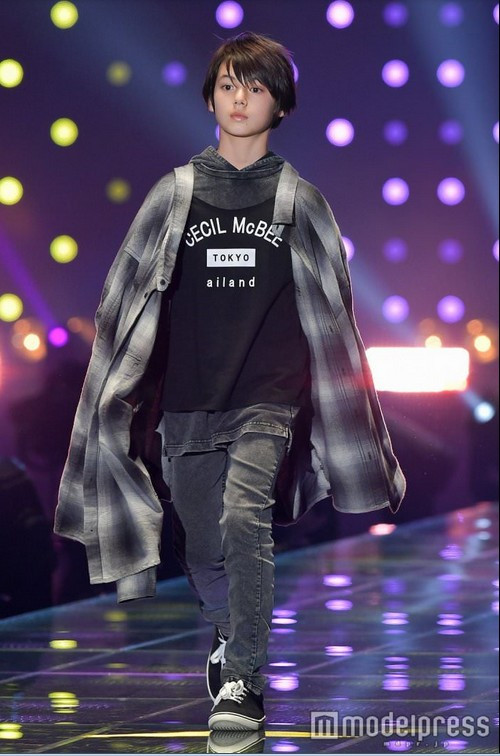 Nhờ ngoại hình nổi bật, cậu bé 11 tuổi này đã trở thành người mẫu nhí đình đám trong hơn một năm trở lại đây. Alex từng tham gia trình diễn bộ sưu tập xuân - hè The 26th Tokyo Girls Collection 2018 của hãng Minavi gần đây.