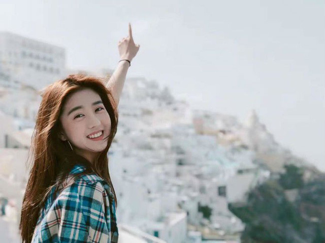 14 tuổi, nhà tạo mẫu tóc nổi tiếng là Addy Lee nhận làm cha đỡ đầu và giúp cô dần dần bước vào giới showbiz Trung Quốc với vai trò là một người mẫu ảnh, người mẫu đóng quảng cáo.