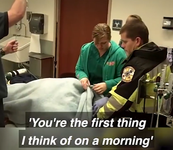 Còn anh chàng này thì nhờ hẳn đội cứu thương để trợ giúp cho màn cầu hôn "đầy nước mắt" của mình.