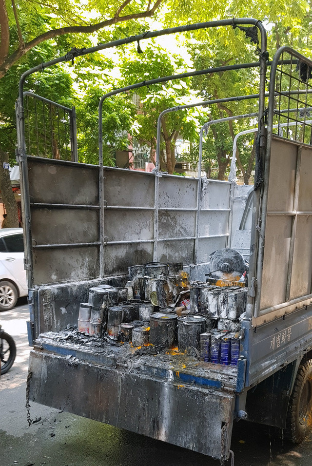 Đồ đạc trên thùng xe bị thiêu rụi.