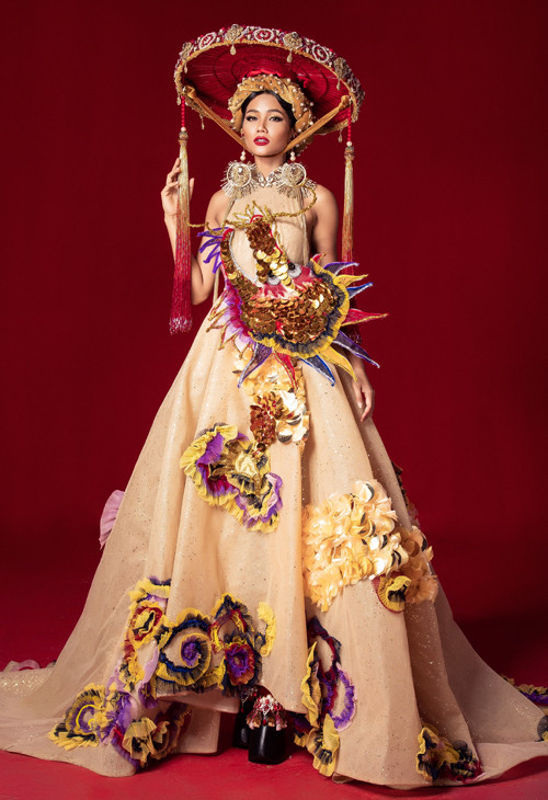Sáu bộ trang phục dân tộc của H'Hen Niê thi Miss Universe: Từ bản vẽ ra đời thực ảnh 9 Sáu bộ trang phục dân tộc của H'Hen Niê thi Miss Universe: Từ bản vẽ ra đời thực ảnh 9