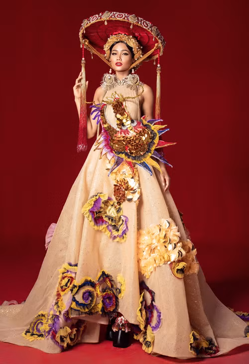 Sáu bộ trang phục dân tộc của H'Hen Niê thi Miss Universe: Từ bản vẽ ra đời thực ảnh 9