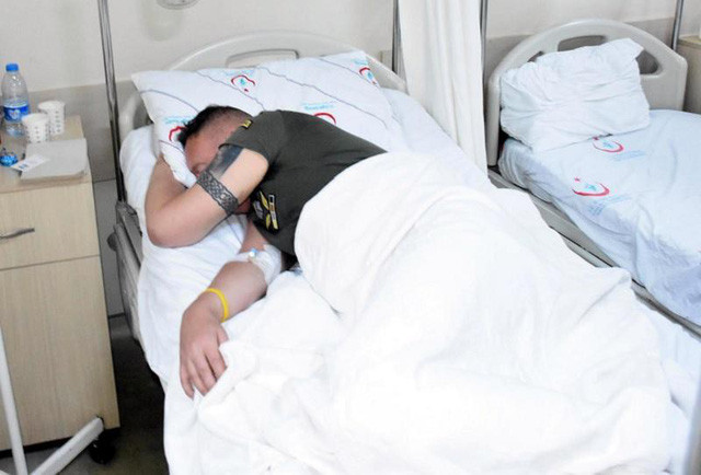 Người này đang nằm trong bệnh viện chờ chiếc nhẫn được đào thải theo đường tự nhiên.