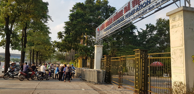Chợ đen đìu hìu trước cổng VFF chiều 3/12. Ảnh:TRUNG NINH.