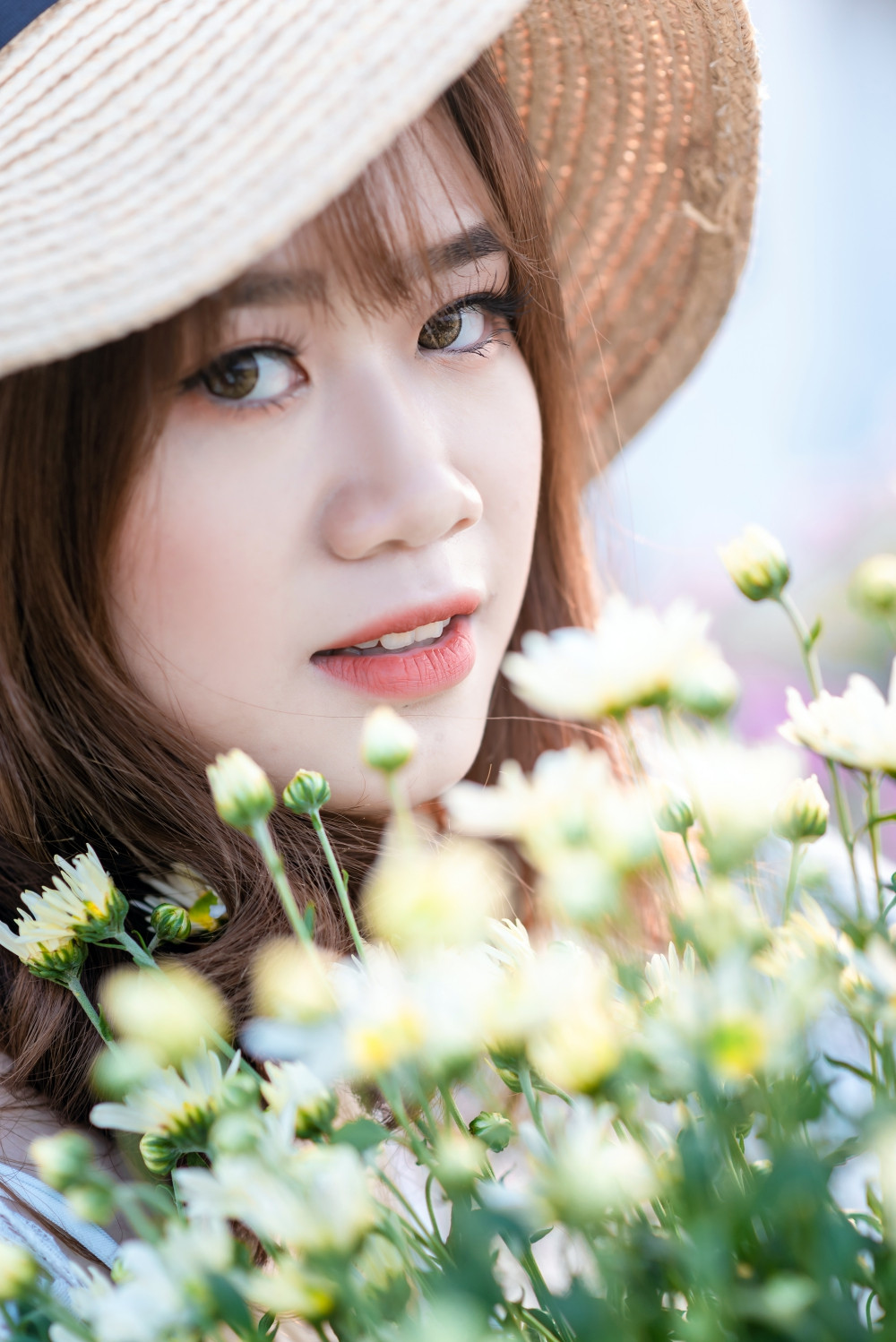 Không cần máy ảnh "xịn", phụ kiện hỗ trợ phức tạp, chỉ cần đứng giữa cánh đồng hoa và mỉm cười, bạn đã có một bức ảnh đẹp "không góc chết".