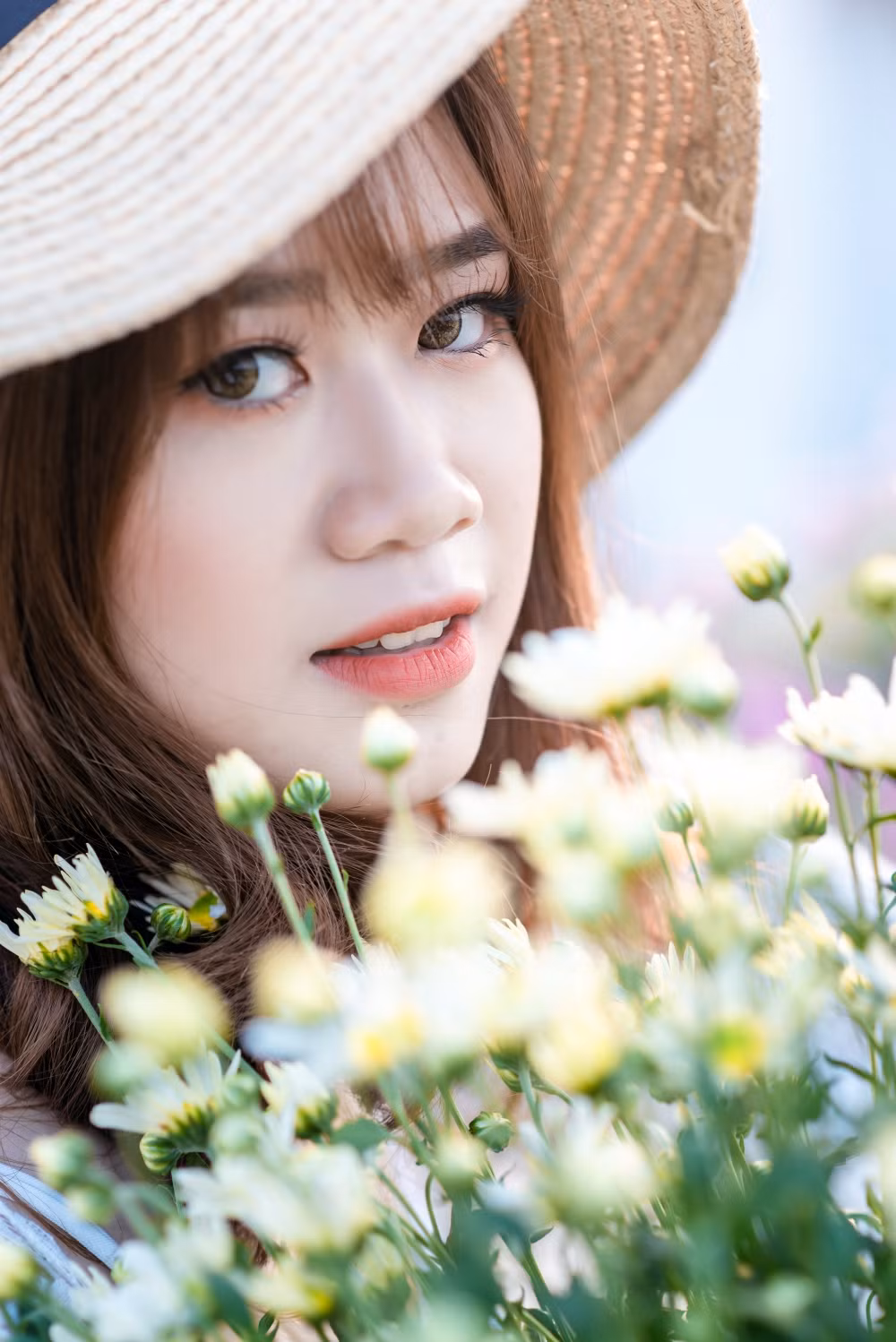 Không cần máy ảnh "xịn", phụ kiện hỗ trợ phức tạp, chỉ cần đứng giữa cánh đồng hoa và mỉm cười, bạn đã có một bức ảnh đẹp "không góc chết".