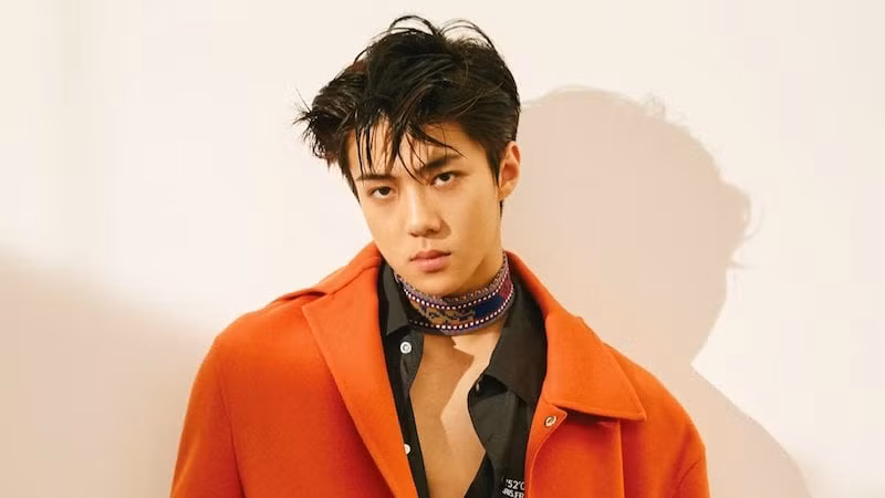 Theo như Sehun tiết lộ, thì hình nền điện thoại hiện giờ là bức ảnh bông hồng màu xanh, thứ mà Sehun từng cầm trong MV Love Shot. Em út của EXO vốn là chàng trai nội tâm sâu sắc, thích chụp ảnh các món đồ vật quanh mình và chia sẻ lên Instagram. Thế nên Sehun chọn hình nền là bông hồng xanh cũng dễ hiểu thôi.